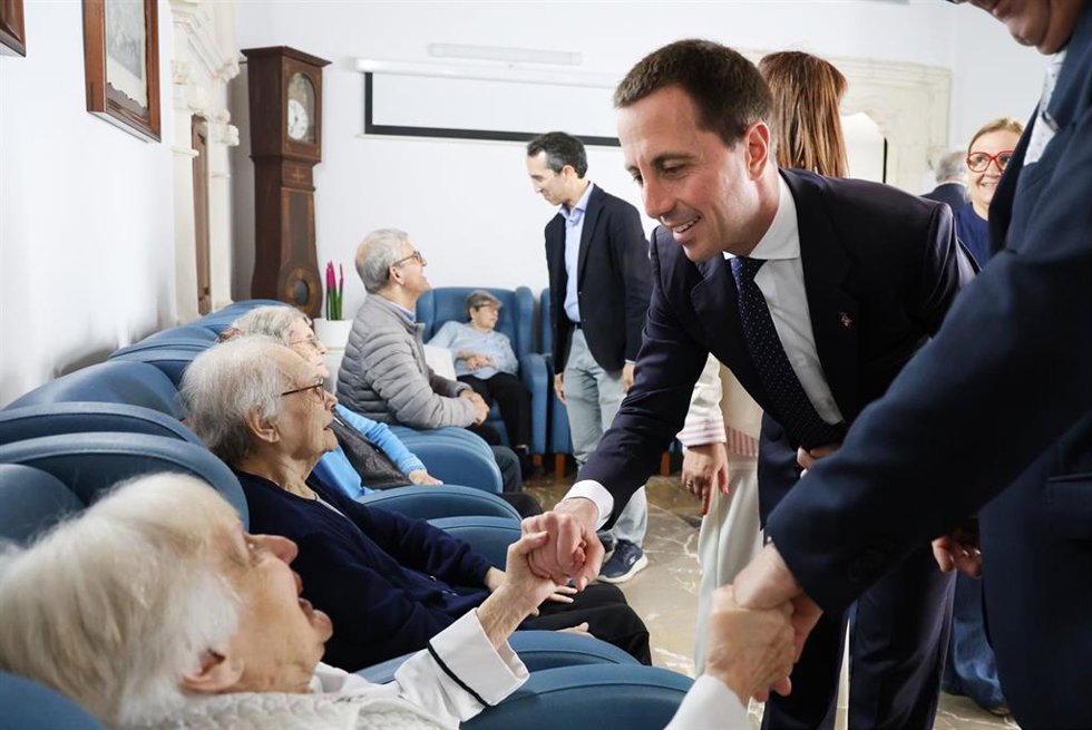 El presidente del Consell de Mallorca, Llorenç Galmes, durante una visita a una residencia.