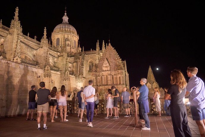 Vista de la Catedral desde una de las torres en una visita nocturna 'Ieronimus',.