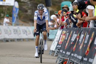 El ciclista español Enric Mas corriendo la Vuelta a Burgos.