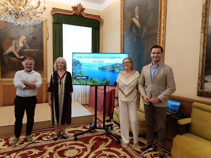 Presentación del acto solidario de la asociación Inshuti Kibuye en el Ayuntamiento de Gijón.