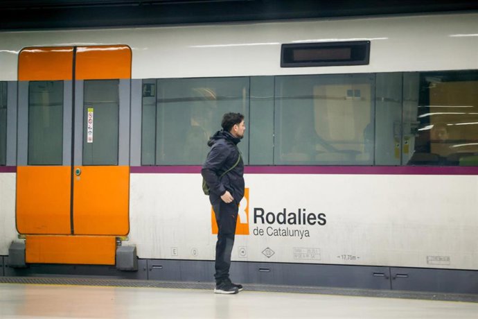 Archivo - Viajeros cogen un tren en la Estación de Sants, en Barcelona, Catalunya (España), en una imagen de archivo