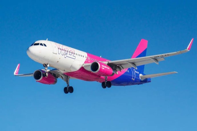 Wizz Air inicia su operativa nacional y establece una primera ruta que conecta Santiago de Compostela con Tenerife Norte