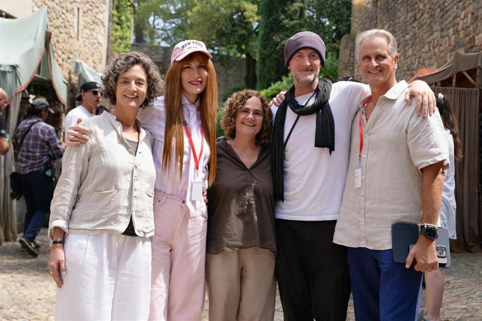 La consellera de Cultura Sònia Hernández junto al equipo de la película 'Tangled' en el rodaje en Girona (Catalunya)