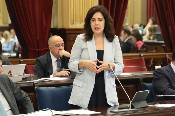 Archivo - La consellera de Familia y Bienestar Social, Sandra Fernández, durante una sesión plenaria en el Parlament balear, a 4 de noviembre de 2025, en Palma de Mallorca, Mallorca, Islas Baleares (España). 