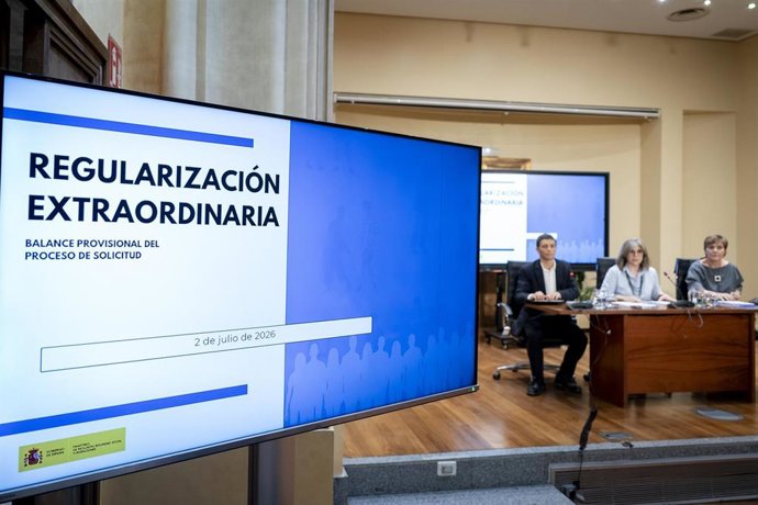 Archivo - Los secretarios de Estado de Migraciones y de Seguridad Social y Pensiones, Pilar Cancela (c) y Borja Suárez (i), junto con la secretaria general de Inclusión, Elena Rodríguez (d), durante una rueda de prensa, en el Ministerio de Inclusión