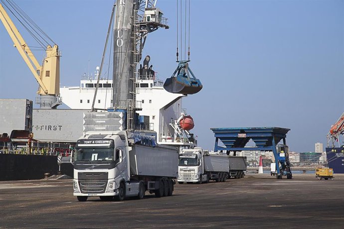Camiones trabajando en el transporte de mercancías en el Puerto de La Cabezuela-Puerto Real de la Autoridad Portuaria de la Bahía de Cádiz