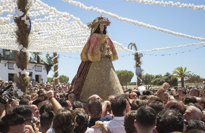 Archivo - La Virgen del Rocío, vestida de "Pastora", a la salida de su ermita para procesionar por la aldea antes de su traslado a Almonte. Foto de archivo