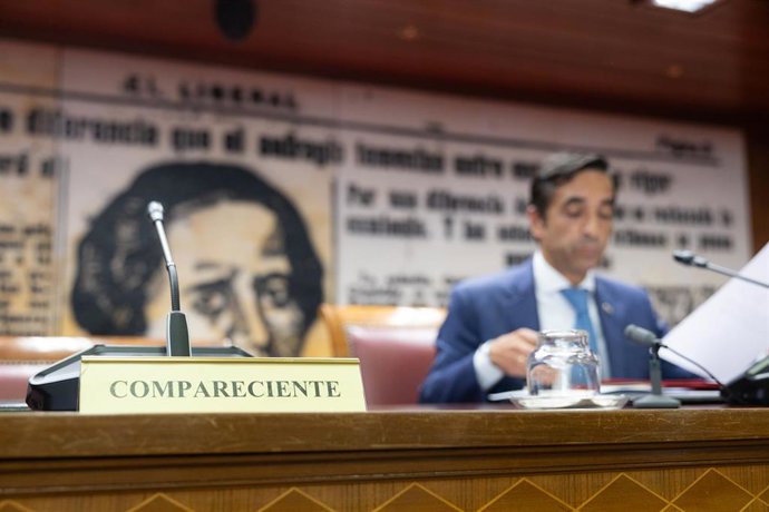 La silla del compareciente vacía durante la Comisión de Defensa, en el Senado, a 18 de julio de 2026, en Madrid (España). 