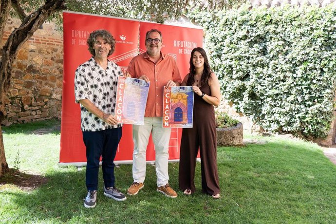 El director del festival Clacón, Javier Uriarte; el diputado provincial, Alberto Ortega, y la alcaldesa de Hoyos, Mónica Morales