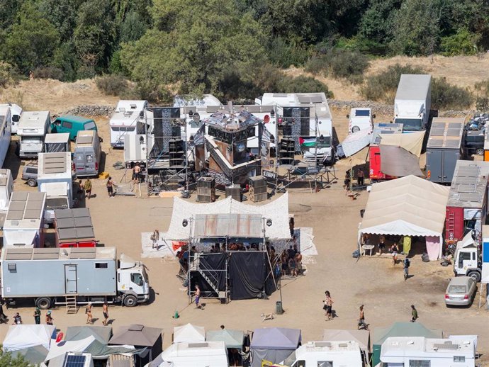 Vista aérea del camping improvisado en La Granja (Cáceres) con motivo de una fiesta ilegal
