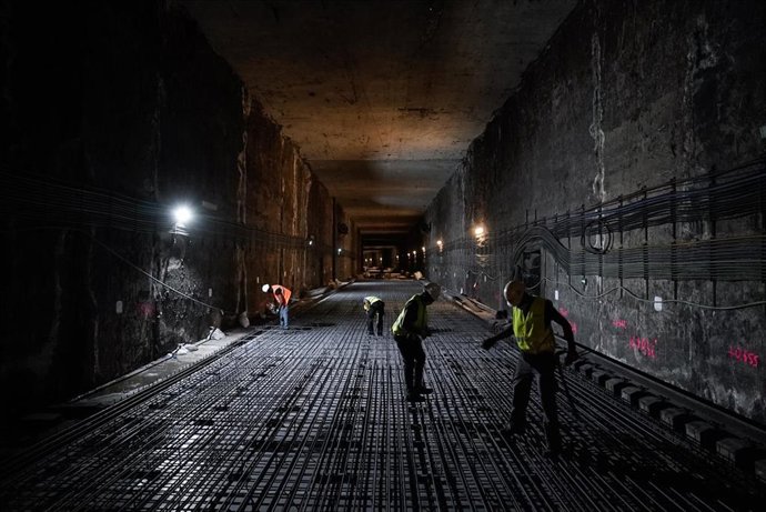 Archivo - Trabajadores durante las obras de renovación del túnel de Getafe, en la línea C4 de Cercanías Madrid, a 15 de julio de 2021, en Getafe, Madrid (España).