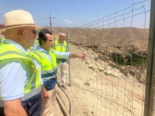 El consejero andaluz de Fomento visita las obras de emergecia en Alhama de Almería.