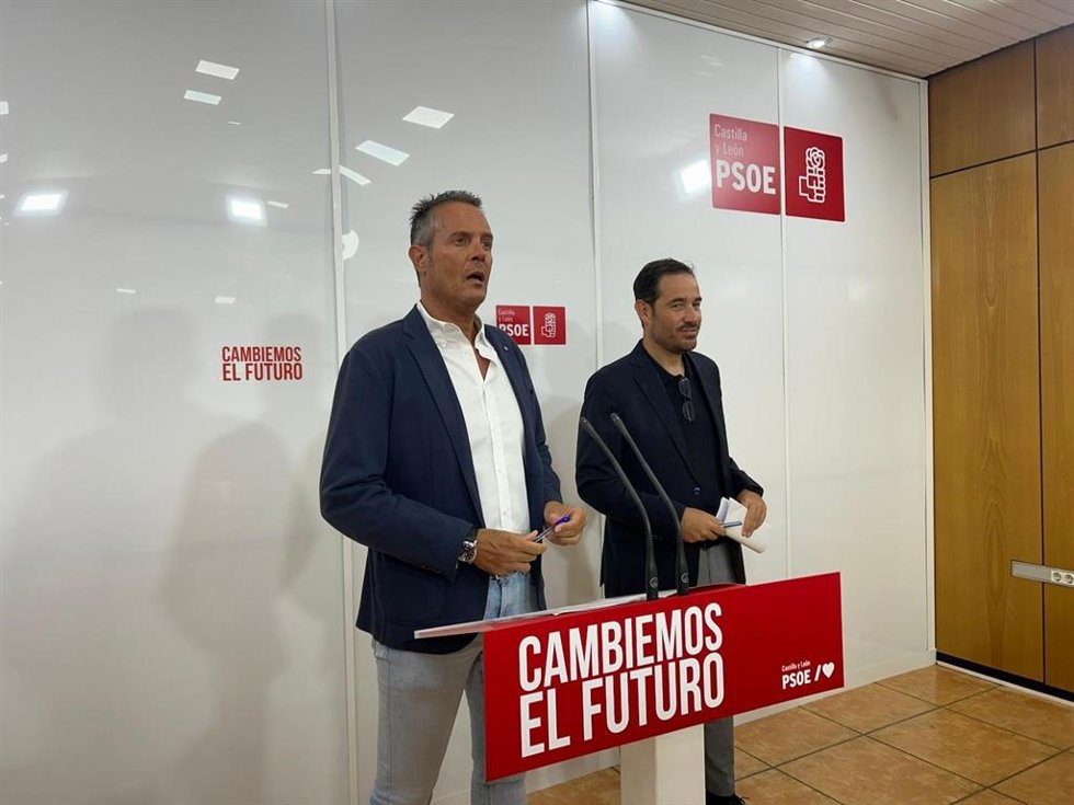 Pedro González (izda) y Miguel Ángel Blanco censuran la gestión de los incendios de la Junta y la organización del concierto en Aguilar de Campoo