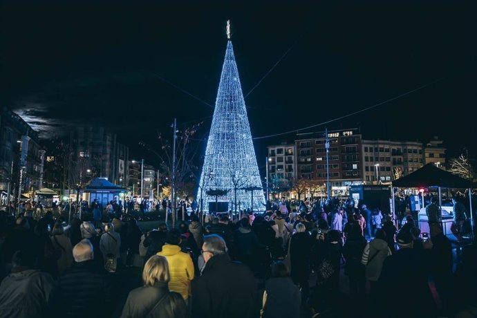 Archivo - Luces de Navidad en Irun.