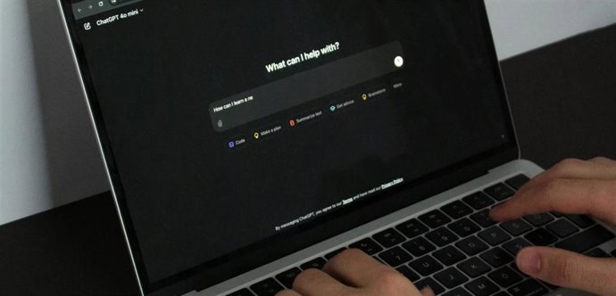 Recurso de persona usando ChatGPT en un ordenador portátil