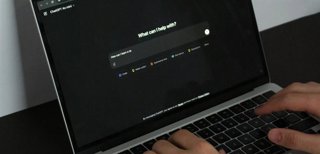 Recurso de persona usando ChatGPT en un ordenador portátil