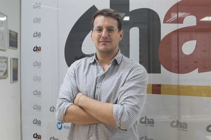 Archivo - El presidente de CHA, Jorge Pueyo, posa tras una entrevista con Europa Press.