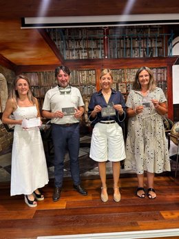 El presidente de FER Comercio, Nando Cortezón; la alcaldesa de Haro, Guadalupe Fernández; la concejala de Comercio, Natalia Villanueva, y la secretaria general de FER Comercio, Adelaida Alútiz en la presentación de 'Consumo Gusto'
