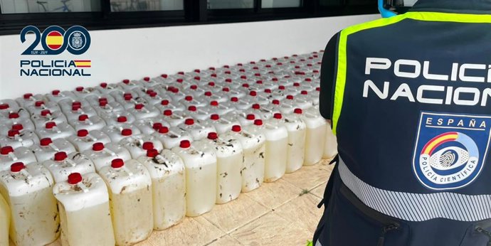 Garrafas de gasolina incautadas en Rota durante una actuación contra el petaqueo a narcolanchas.