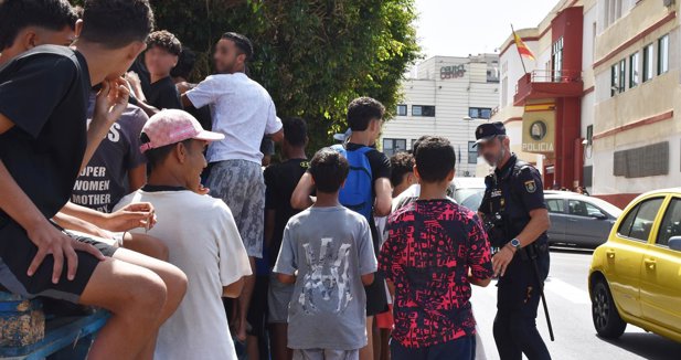 Bruselas avala el retorno a Marruecos de los menores migrantes no acompañados que permanezcan en Ceuta
