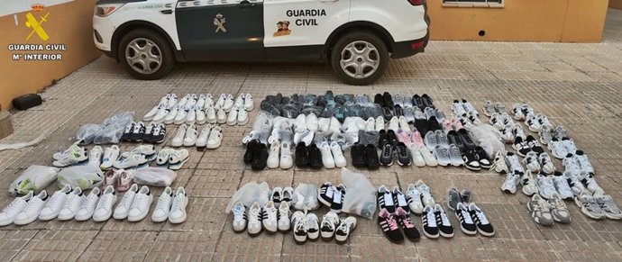 Zapatillas intervenidas en Almendralejo.