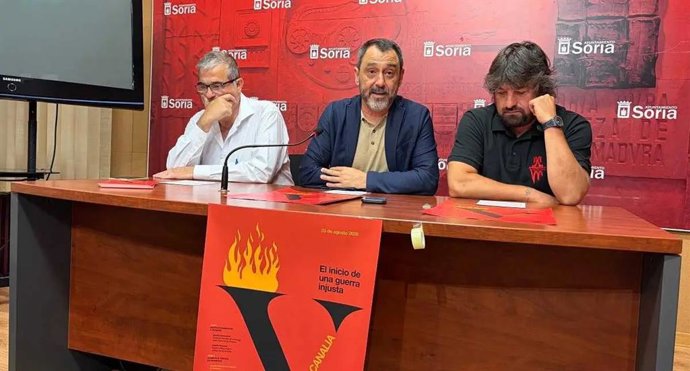 De izda a dcha, Alberto Santamaría, miembro de la Asociación Tierraquemada; el concejal de Hacienda del Ayuntamiento de Soria, Javier Muñoz; y otro de los miembros del colectivo, Rubén García, durante la presentación de la recreación de Vulcanalia.