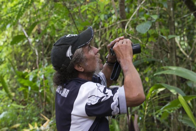 Archivo - Observando aves cerca de las cuevas de las aves Kopeka en Atiu. Una de las cuevas más largas y espectaculares de las cuatro islas se encuentra al sureste de Atiu: Anatakitaki, o la Cueva de los Kopekas. En Polinesia. 