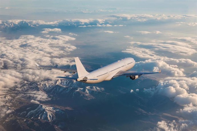 Archivo - Un avión volando.