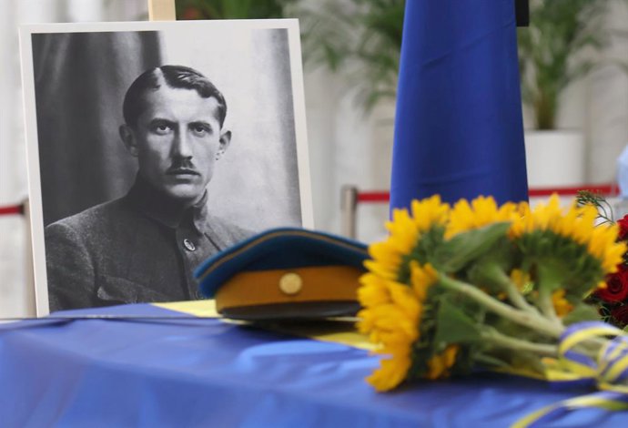 15 de agosto de 2026, Kiev, Ucrânia: Uma fotografia do coronel Yevhen Konovalets, primeiro líder da Organização dos Nacionalistas Ucranianos, está exposta ao lado do caixão com seus restos mortais durante uma cerimônia fúnebre na Catedral Patriarcal da Re