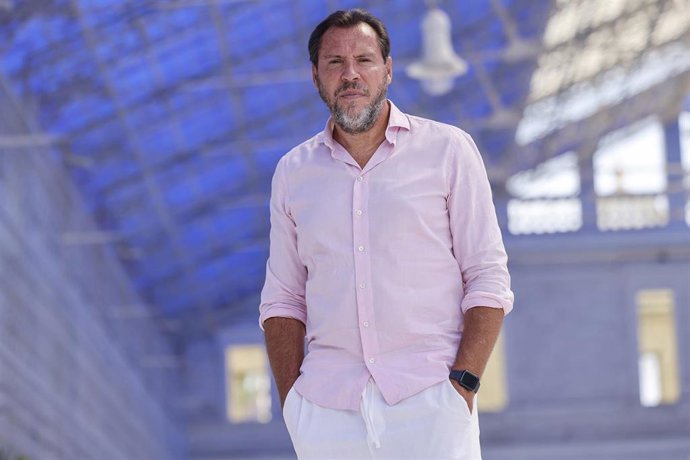 El ministro de Transportes y Movilidad Sostenible, Óscar Puente, posa para Europa Press, a 17 de agosto de 2026, en Alicante