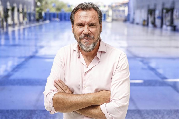 El ministro de Transportes y Movilidad Sostenible, Óscar Puente, posa para Europa Press, a 17 de agosto de 2026, en la Casa Mediterráneo, en Alicante.