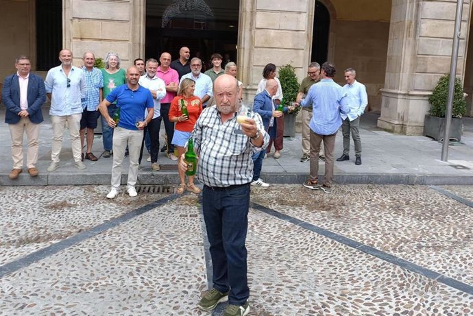 Andrés Canal, de Sidra Canal, en primer término, Premio Tonel de Oro de la XXXV Fiesta de la Sidra Natural, que se celebra del 20 al 30 de agosto de 2026.