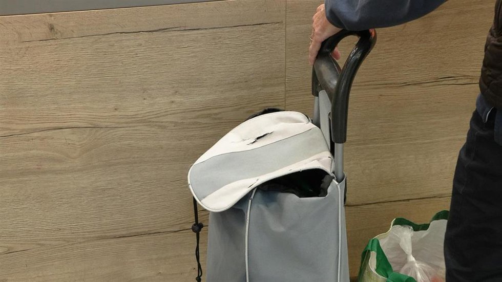 Archivo - Carrito de la compra en el Mercado Central de Zaragoza.