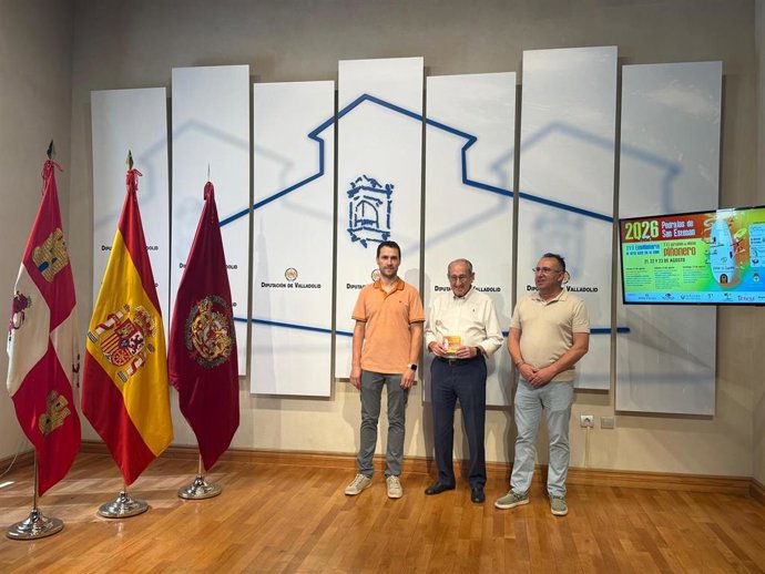 El diputado de Familia, Igualdad, Acción Social y Centros Residenciales y alcalde de Pedrajas de San Esteban, Alonso Romo, junto al presidente de la Academia Castellana y Leonesa de Gastronomía y Alimentación, Julio Valles, y el chef del Trigo, Martín.