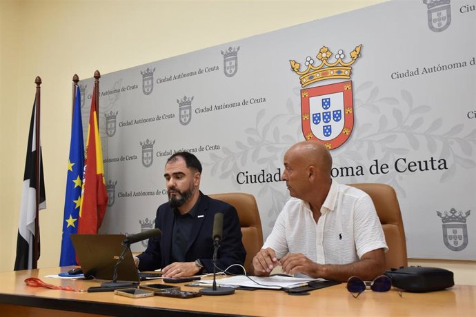 El secretario de Organización Nacional de AUGC, Germán Gómez, y el delegado de la asociación en Ceuta, Rachid Sbihim, en una rueda de prensa en el Palacio Autonómico de Ceuta