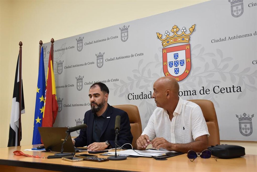 El secretario de Organización Nacional de AUGC, Germán Gómez, y el delegado de la asociación en Ceuta, Rachid Sbihim, en una rueda de prensa en el Palacio Autonómico de Ceuta