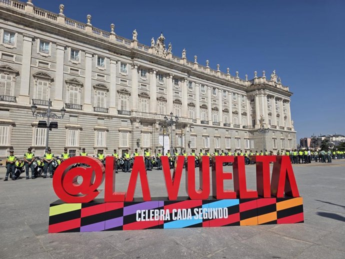 Los agentes del cuerpo de la Guardia Civil anunciando en el Palacio Real de Madrid su intervención para garantizar la seguridad en La Vuelta a España.
