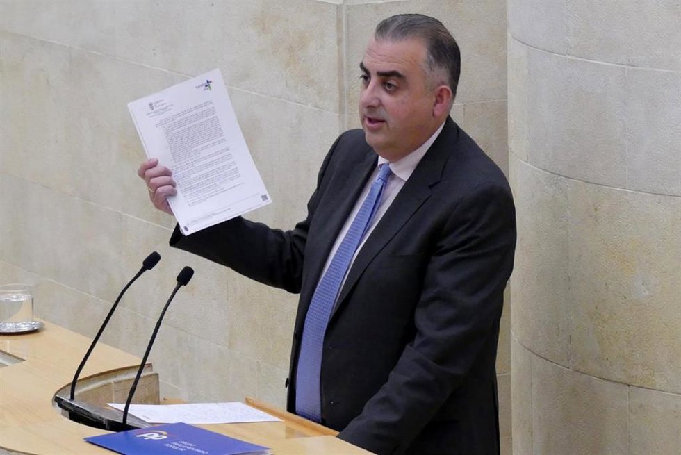 Archivo - El diputado regional Roberto Media, portavoz del grupo parlamentario popular en materia de Obras Públicas