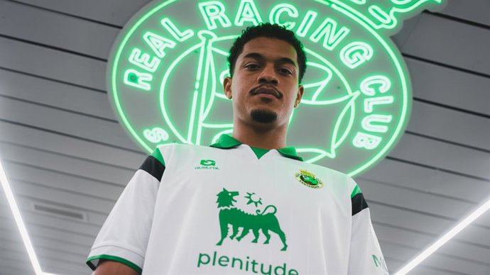 El central brasileño Pedro Felipe, presentado como jugador del Real Racing Club.