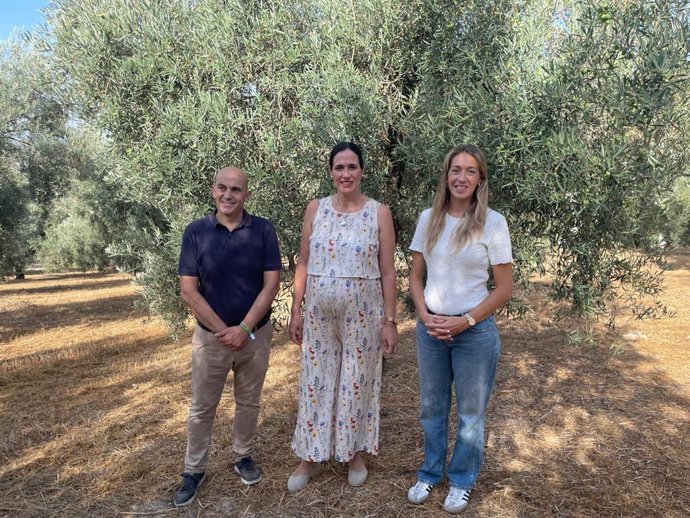 La delegada territorial de Agricultura, Pesca, Agua y Desarrollo Rural de la Junta de Andalucía, Laura Soto,  junto al alcalde de Archidona, Manuel Almohalla, y la agricultora de la localidad, Pilar Brancho Lineros.
