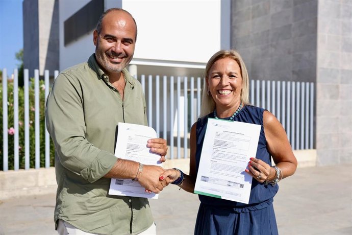 El diputado Antonio Aragón y la delegada territorial de Sanidad, Eva Pajares, han hecho oficial la recepción del inmueble que pasa a depender del SAS. A 18 de agosto de 2026 en Sanlúcar de Barrameda, Cádiz (Andalucía, España). 
