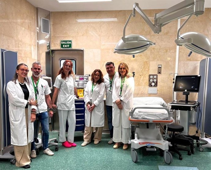 Profesionales del equipo de la UCI del Hospital Costa del Sol