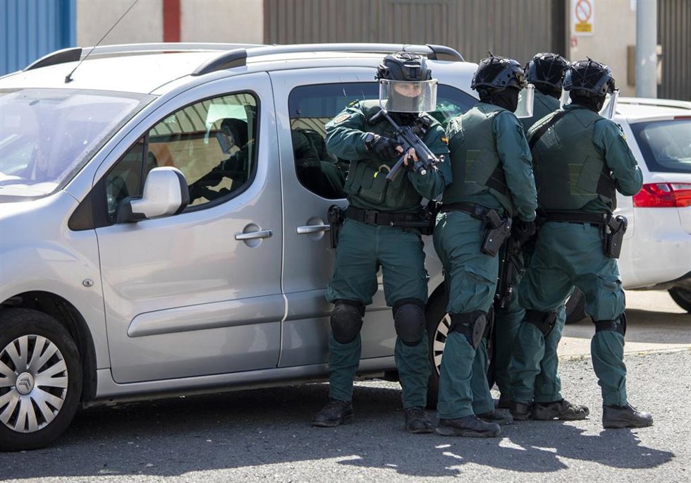 Archivo - Efectivos de la Guardia Civil en un operativo contra el tráfico de drogas. Imagen de archivo.