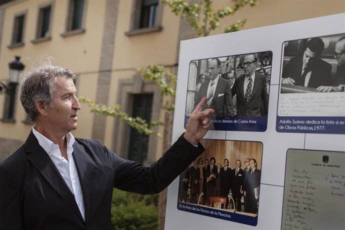 El presidente del Partido Popular, Alberto Núñez Feijóo, durante su visita a la exposición fotográfica dedicada a Leopoldo Calvo-Sotelo. 