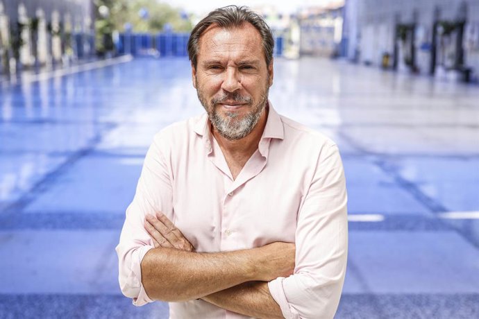 O ministro dos Transportes e Mobilidade Sustentável, Óscar Puente, posa para a Europa Press, em 17 de agosto de 2026, em Alicante, Comunidade Valenciana (Espanha). Puente é formado em Direito pela Universidade de Valladolid e exerceu a advocacia por dois 