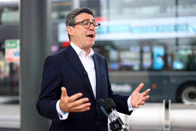 El primer ministro de Reino Unido, Andy Burnham, durante una visita a Wolverhampton.