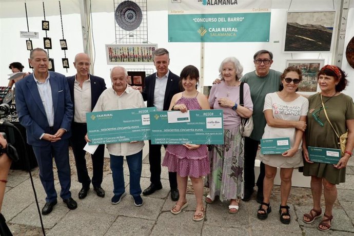 Manuel Carlos Rodríguez, mejor alfarero, y Carla Dias, mejor ceramista, en la XXXVIII Feria del Barro de Salamanca.