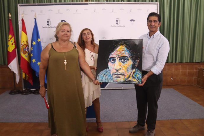 El vicepresidente segundo del Gobierno de Castilla-La Mancha, José Manuel Caballero, en homenaje al pintor Pepe Ortega.