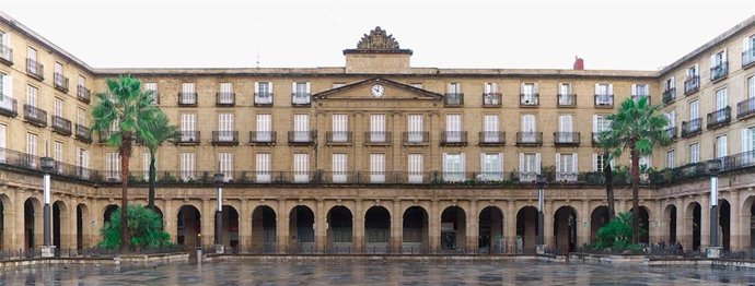 Archivo - Vallan la zona central de la Plaza Nueva, en Bilbao, para inspeccionar el aparcamiento subterráneo