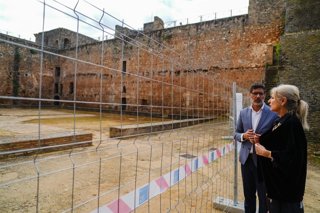 La consejera de Cultura, Patrimonio Histórico y Deporte, Patricia del Pozo, junto al alcalde de Niebla, Joaquín Molina, en el Castillo de Niebla.